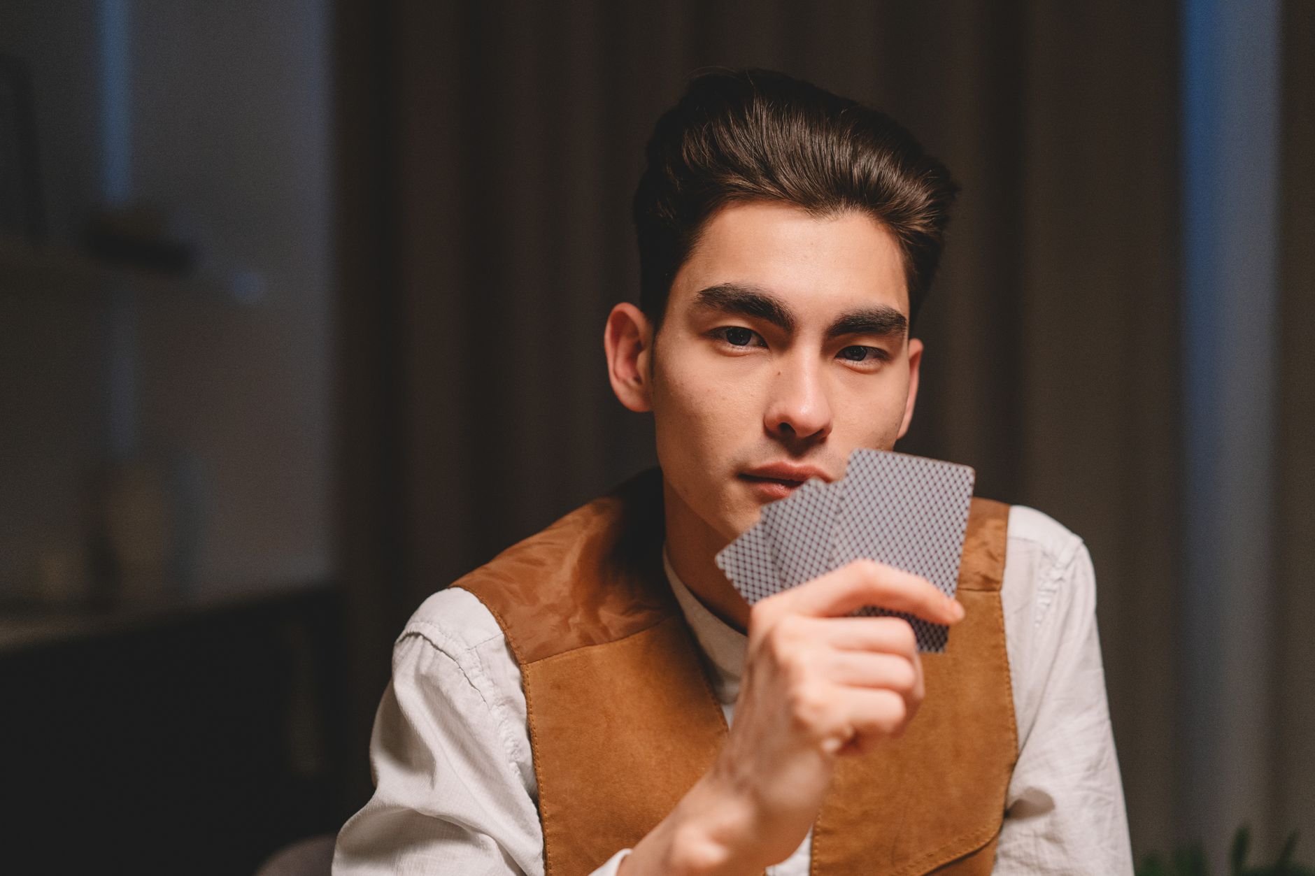 Live vs. Online Poker Tells: What Really Matters in 2026